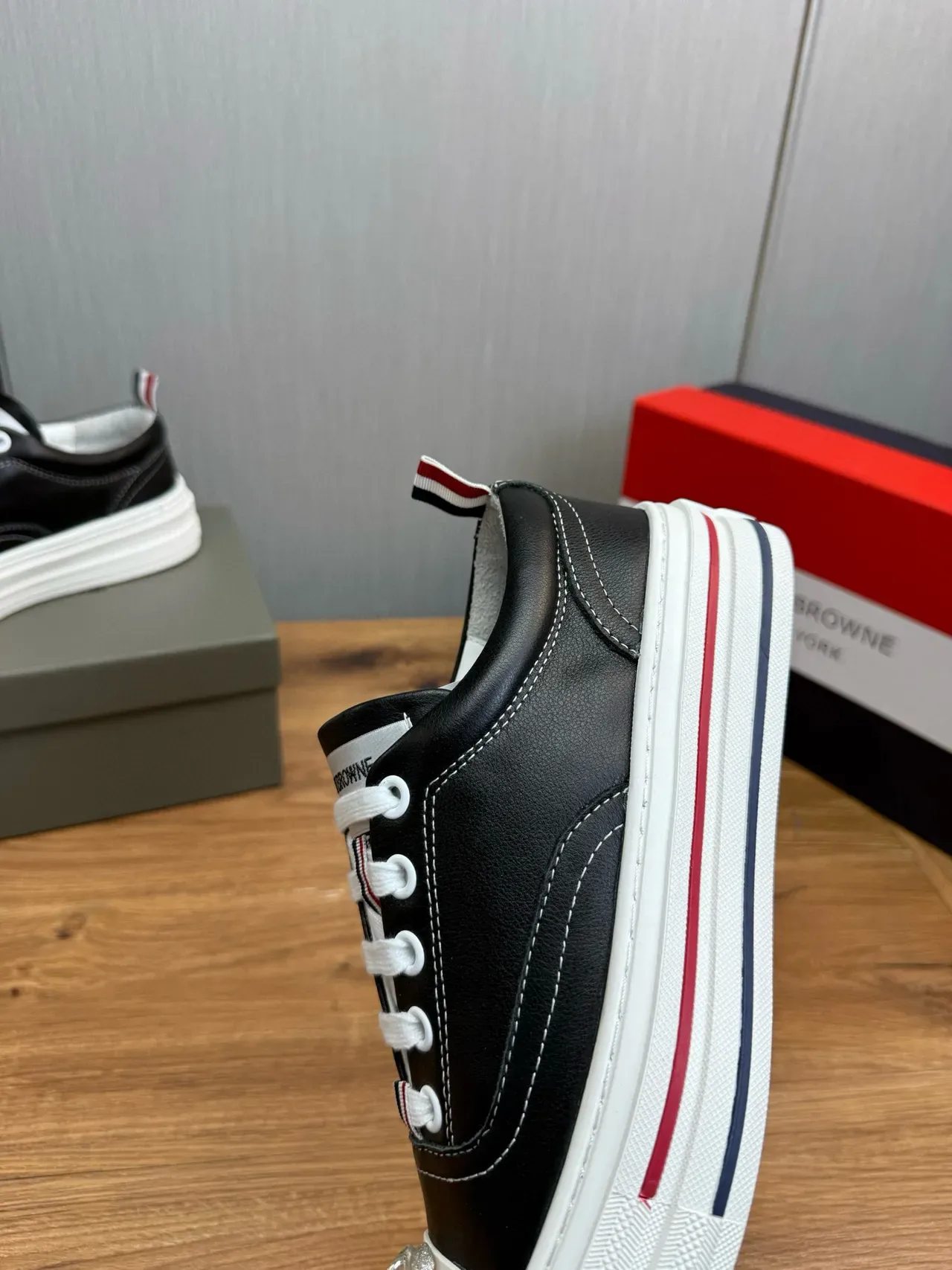 Thom Browne Baskets en cuir classiques Noir Blanc Rouge Navy Lifestyle Sneakers 8