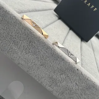 Tiffany & Co. Bague en or et argent à bande géométrique facettée et diamants en canal