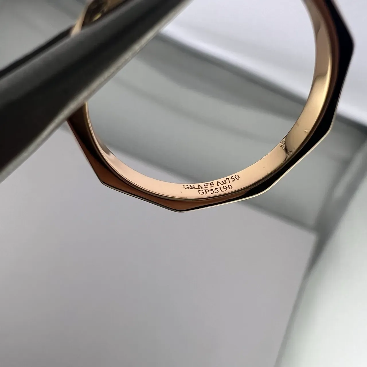 Tiffany & Co. Bague en or et argent à bande géométrique facettée et diamants en canal 2