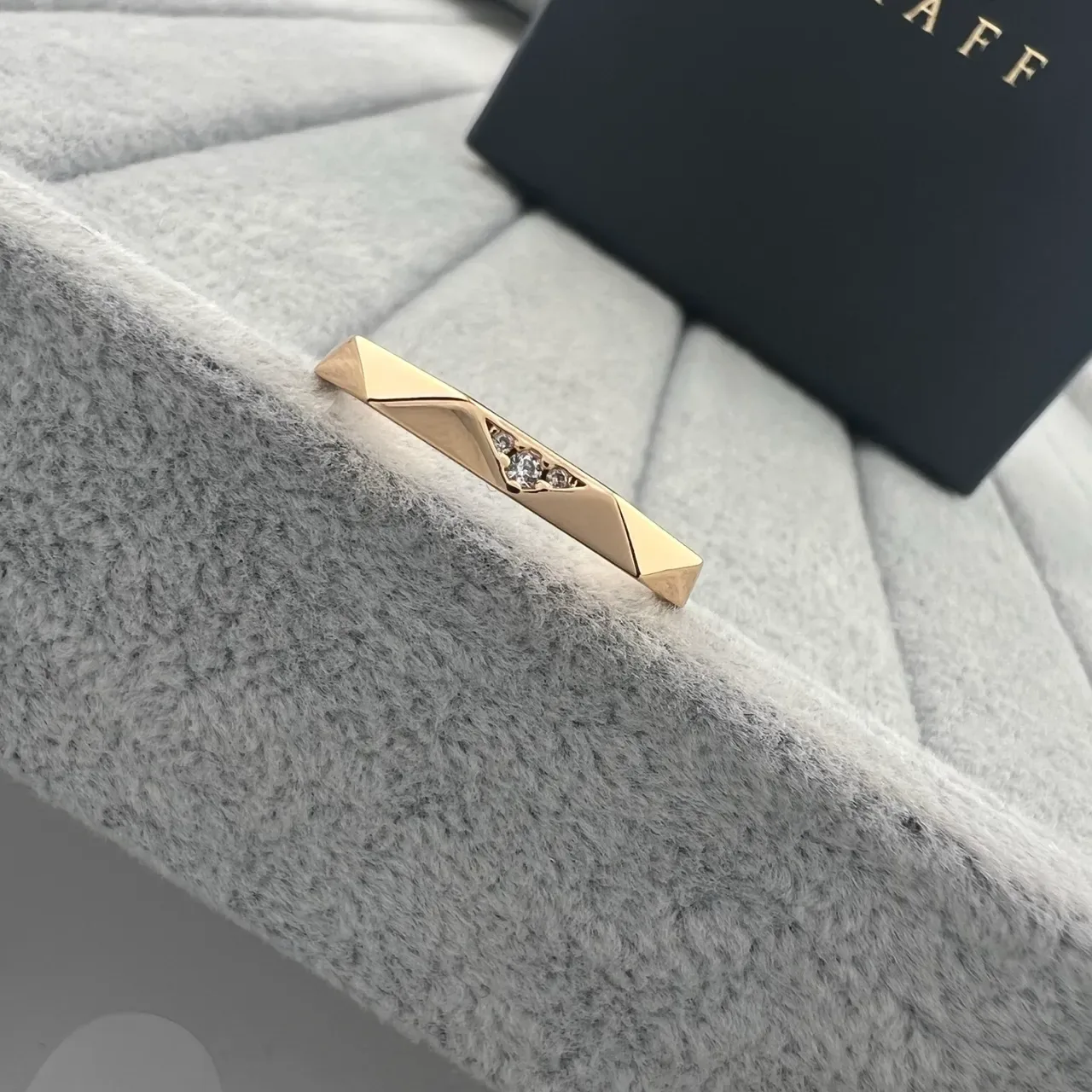 Tiffany & Co. Bague en or et argent à bande géométrique facettée et diamants en canal 3