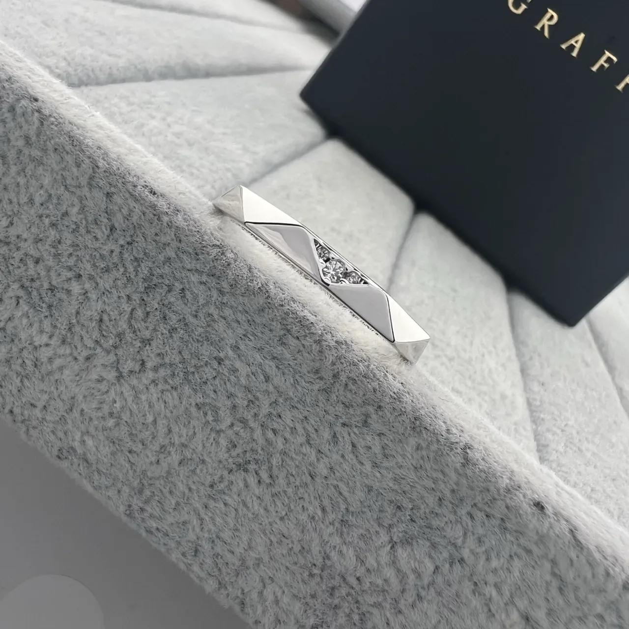 Tiffany & Co. Bague en or et argent à bande géométrique facettée et diamants en canal 4