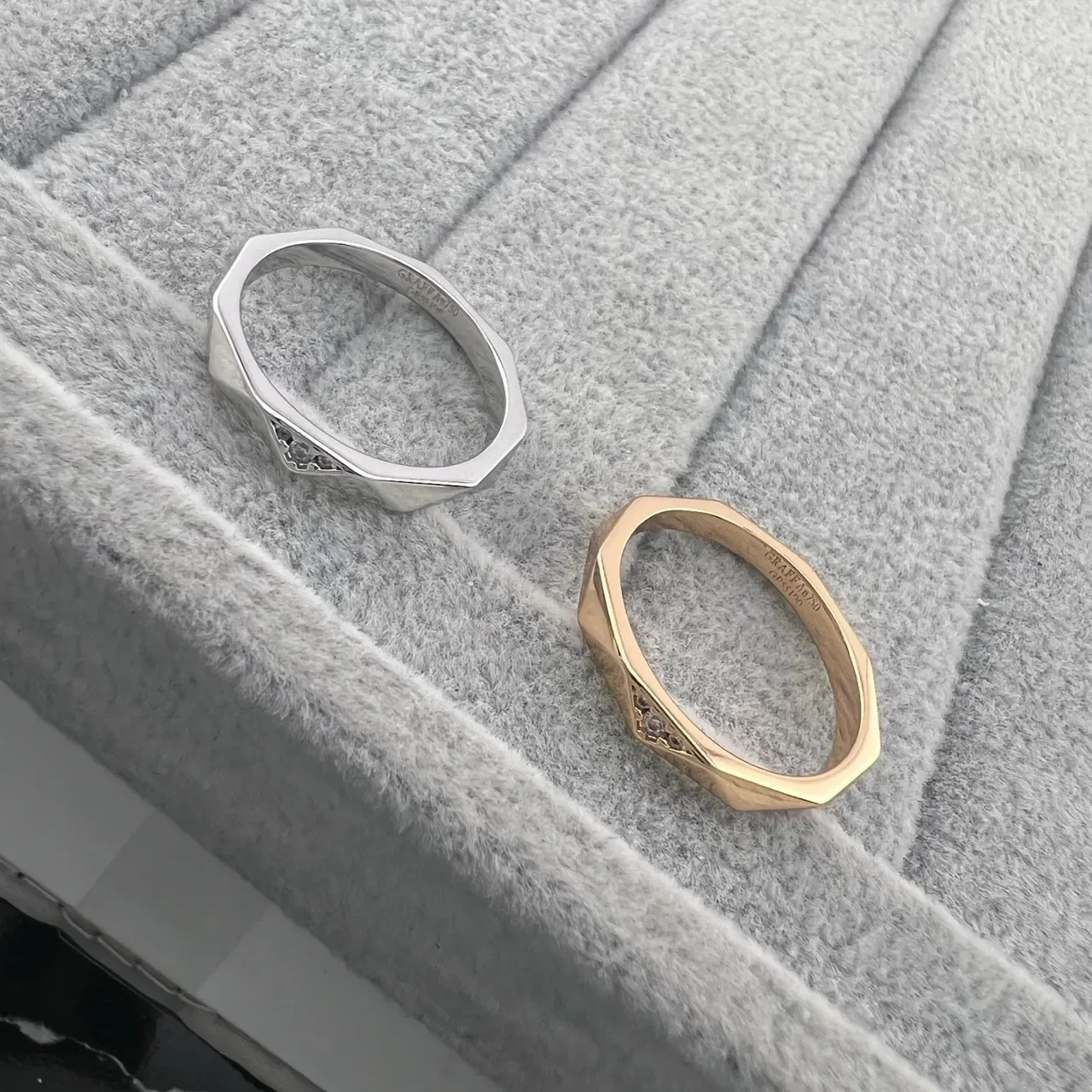 Tiffany & Co. Bague en or et argent à bande géométrique facettée et diamants en canal 5