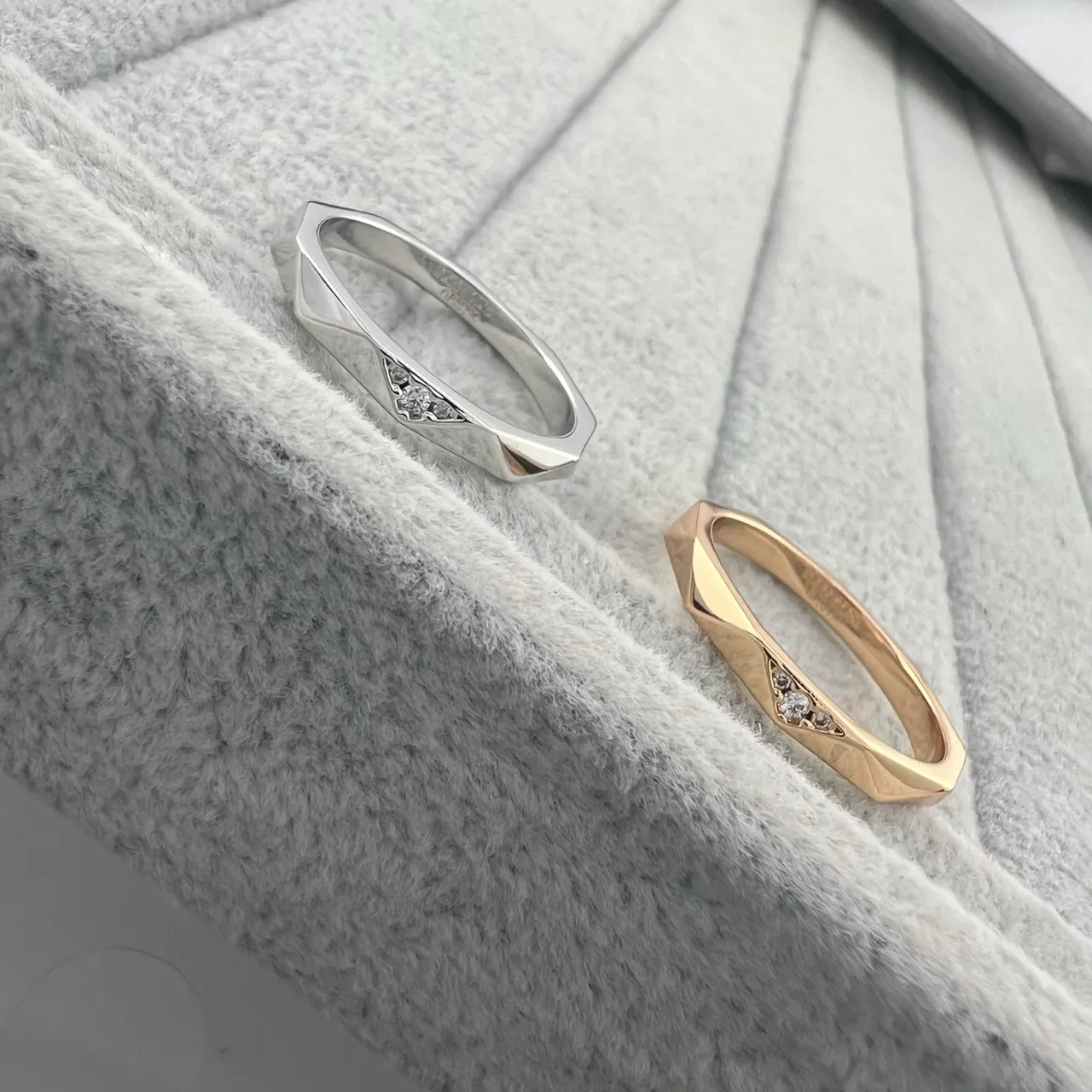 Tiffany & Co. Bague en or et argent à bande géométrique facettée et diamants en canal 6