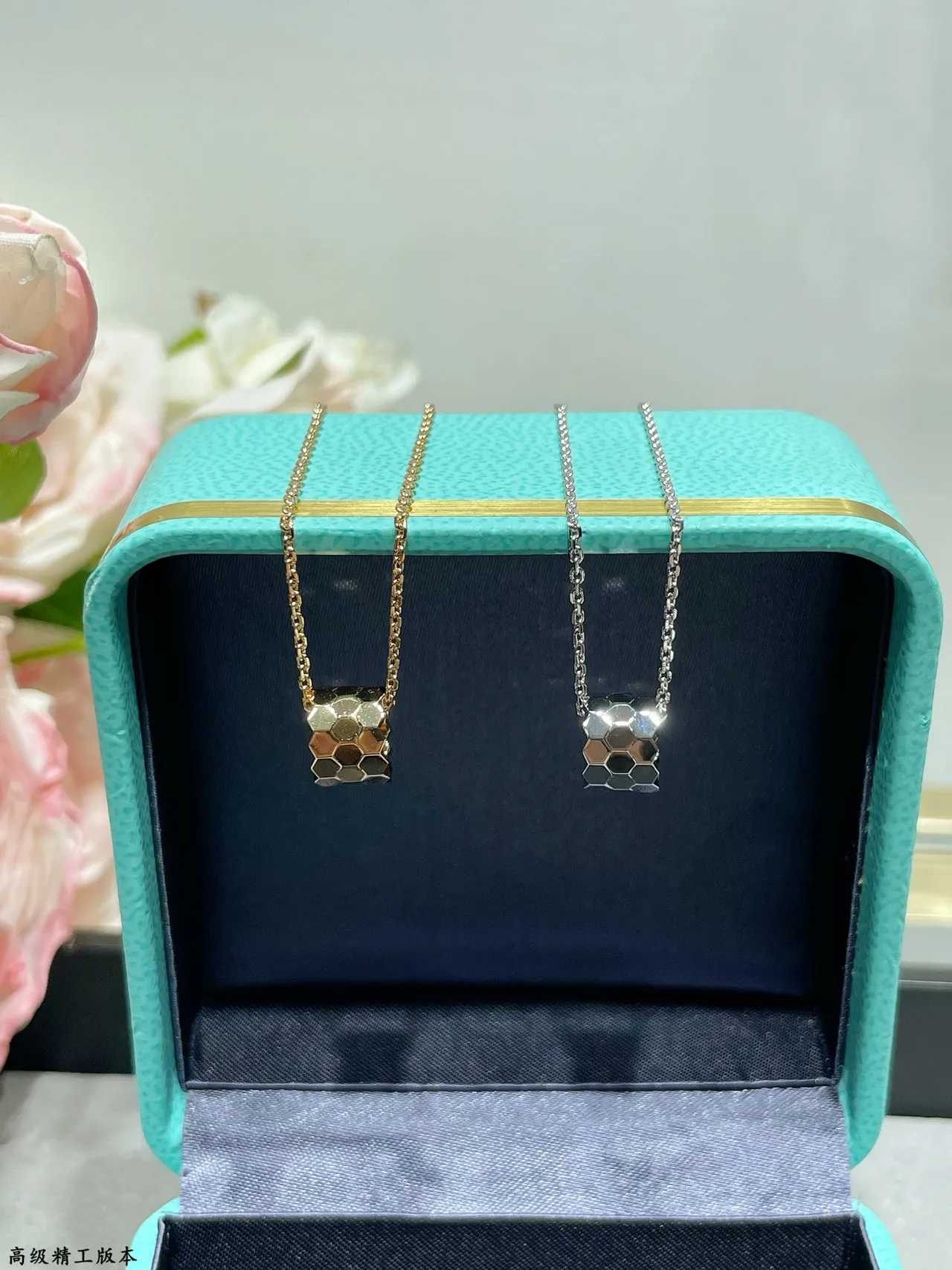 Tiffany & Co. HardWear قلادة ذهبية هندسية شبكية 4
