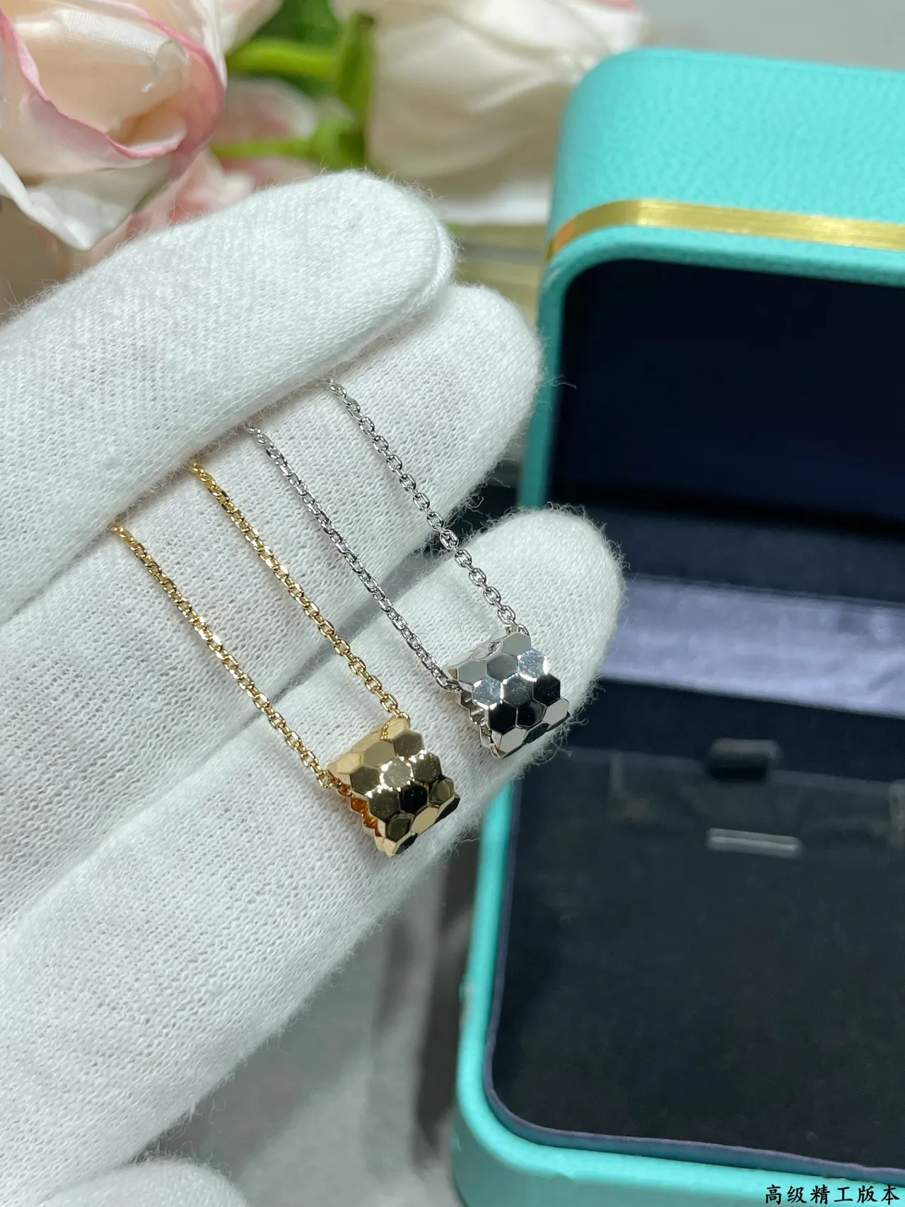 Tiffany & Co. HardWear قلادة ذهبية هندسية شبكية 8