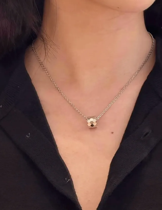 Tiffany & Co. HardWear قلادة ذهبية هندسية شبكية 9