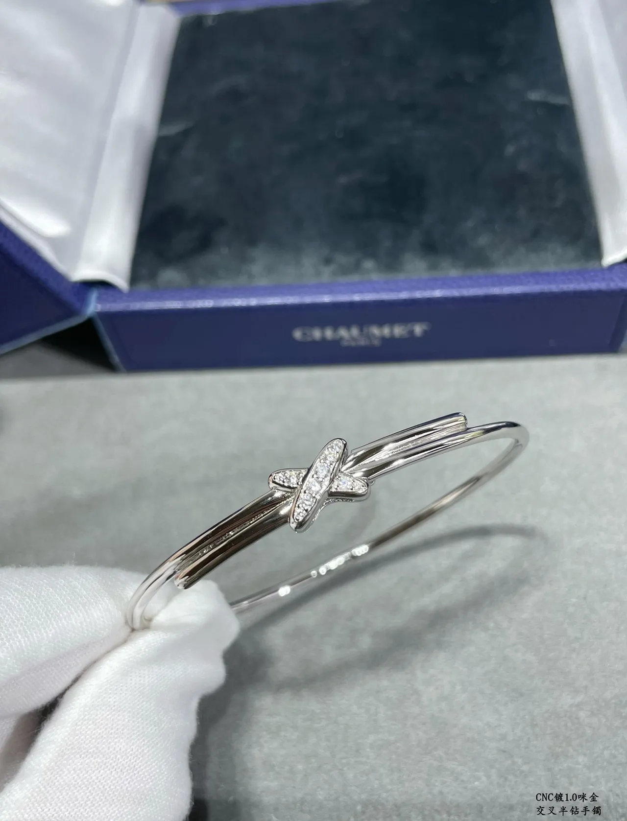 Tiffany & Co. Argent et Or Pavé Diamond-Set X-Knot Motif Bracelet 3
