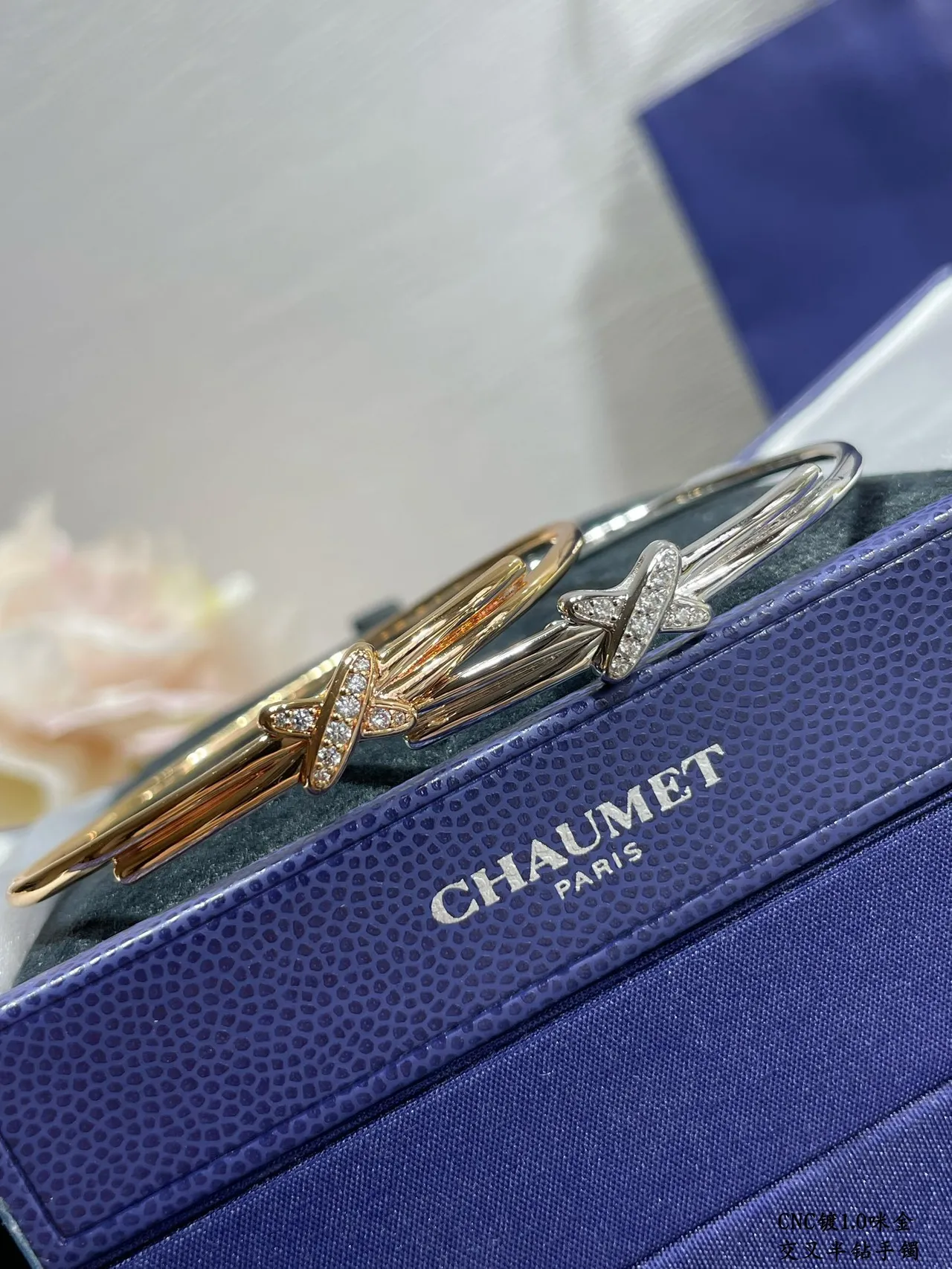 Tiffany & Co. Argent et Or Pavé Diamond-Set X-Knot Motif Bracelet 9