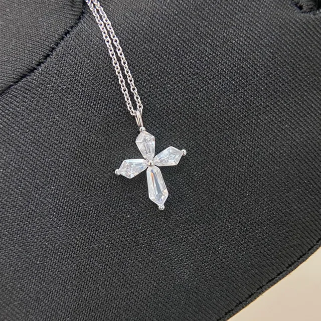 Tiffany & Co. Collier avec pendentif croix argenté transparent de pierres en coupe baguette 3