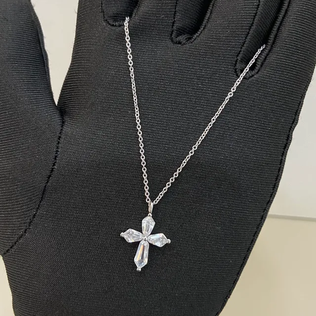 Tiffany & Co. Collier avec pendentif croix argenté transparent de pierres en coupe baguette 4