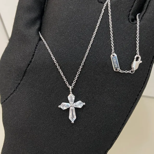 Tiffany & Co. Collier avec pendentif croix argenté transparent de pierres en coupe baguette 5
