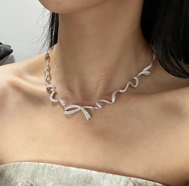 Tiffany & Co. Collier argenté blanc Pavé-Set motif de ruban ondulant 2