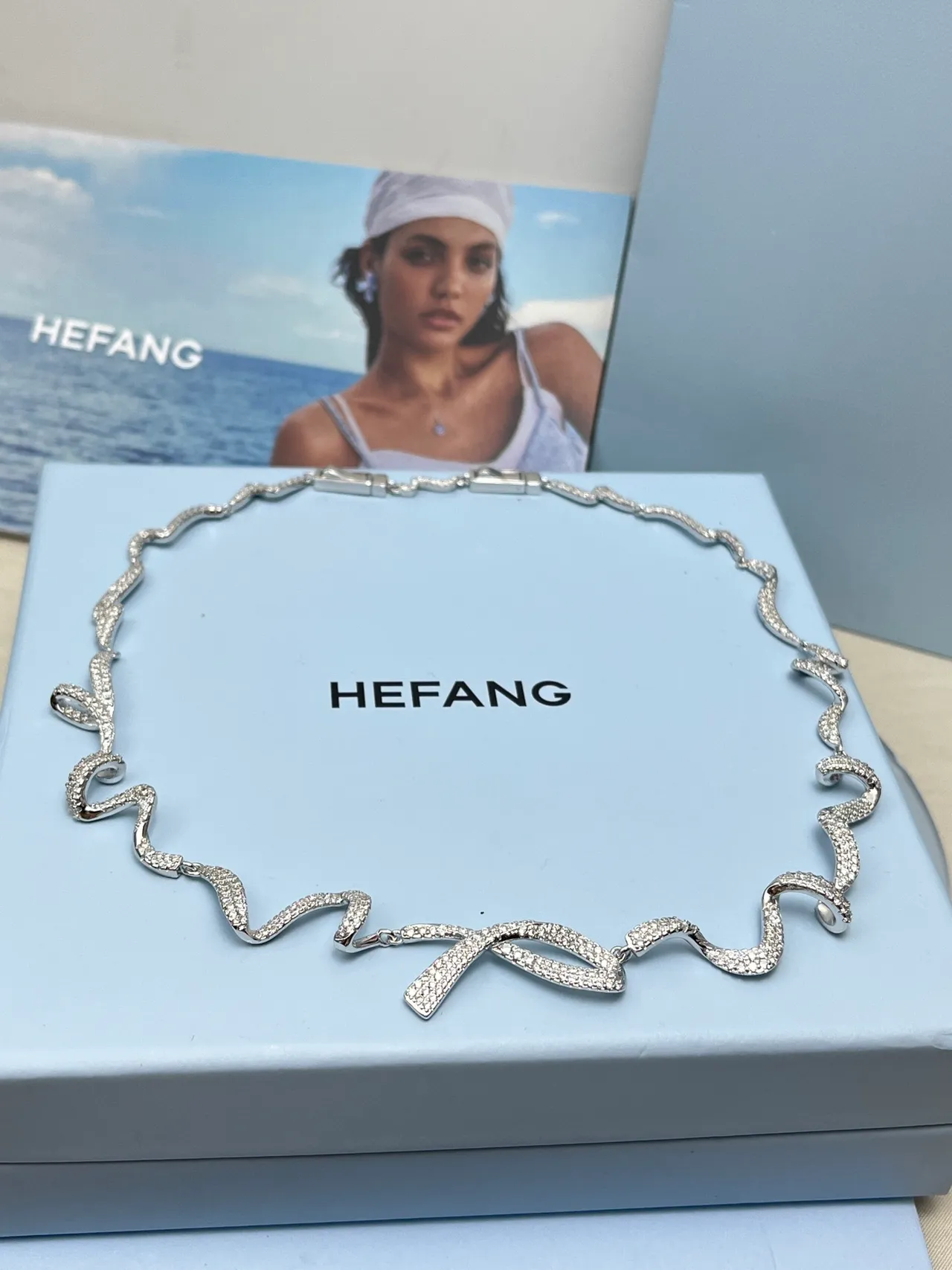 Tiffany & Co. Collier argenté blanc Pavé-Set motif de ruban ondulant 4