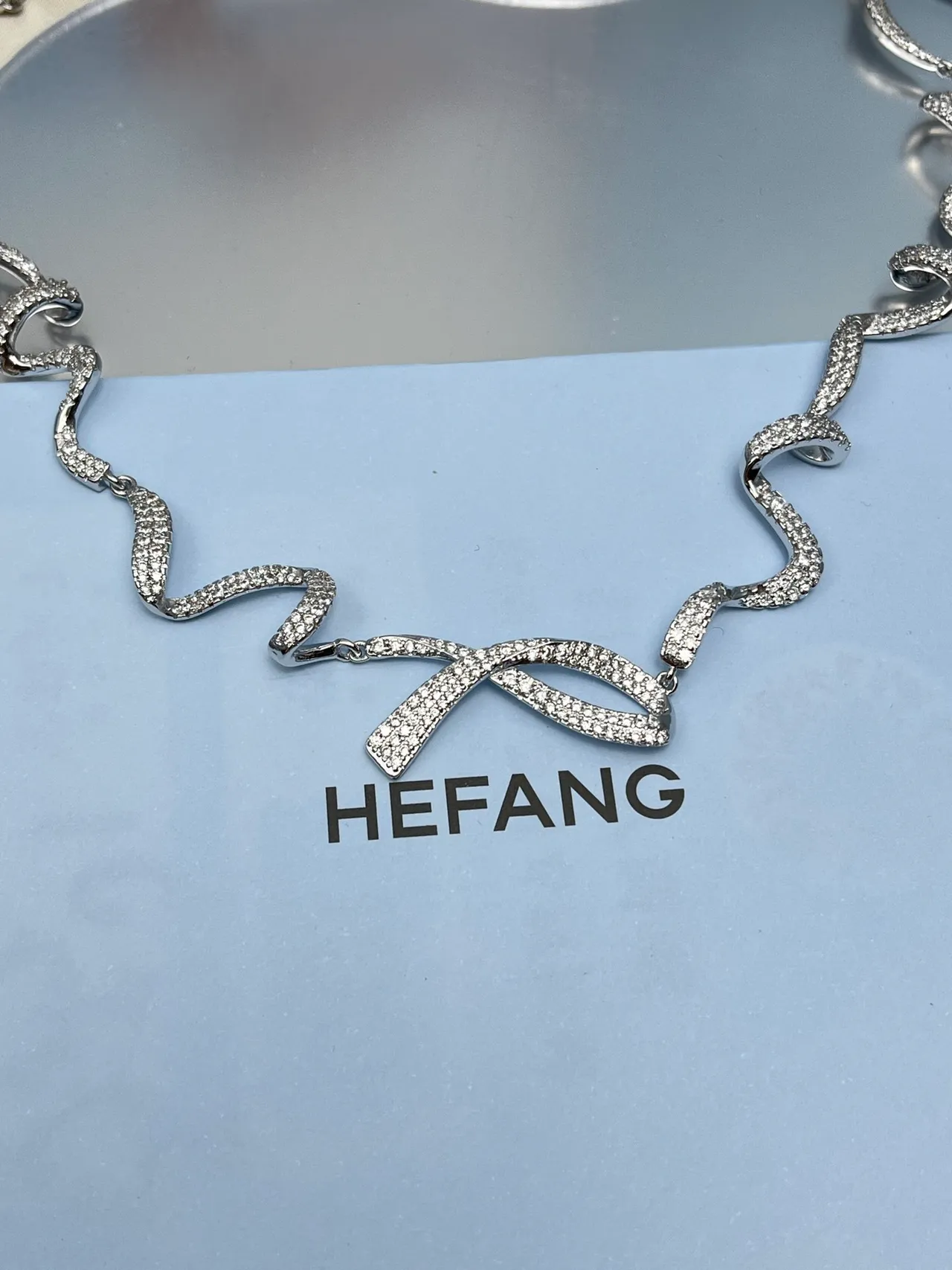 Tiffany & Co. Collier argenté blanc Pavé-Set motif de ruban ondulant 6