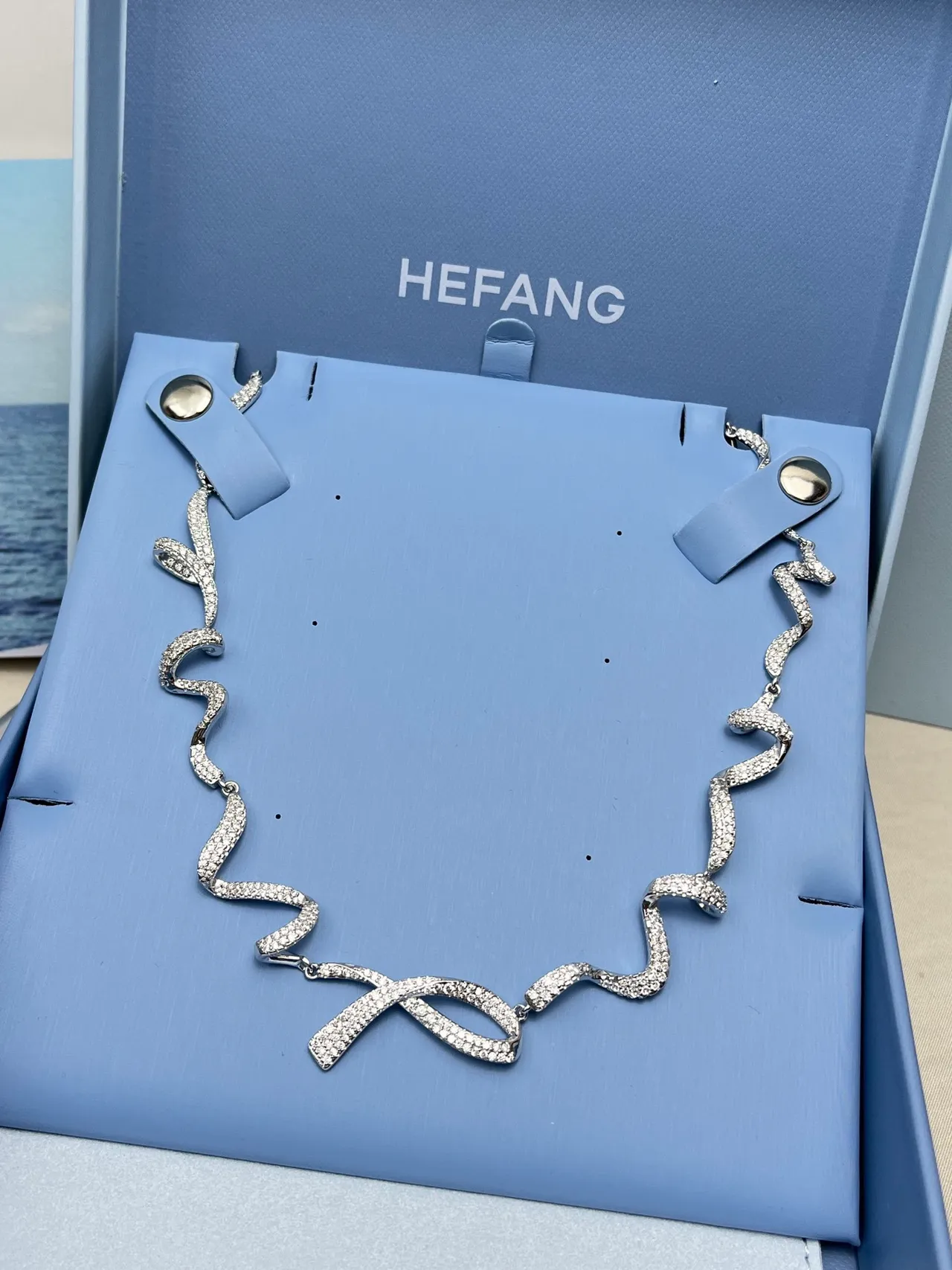 Tiffany & Co. Collier argenté blanc Pavé-Set motif de ruban ondulant 7