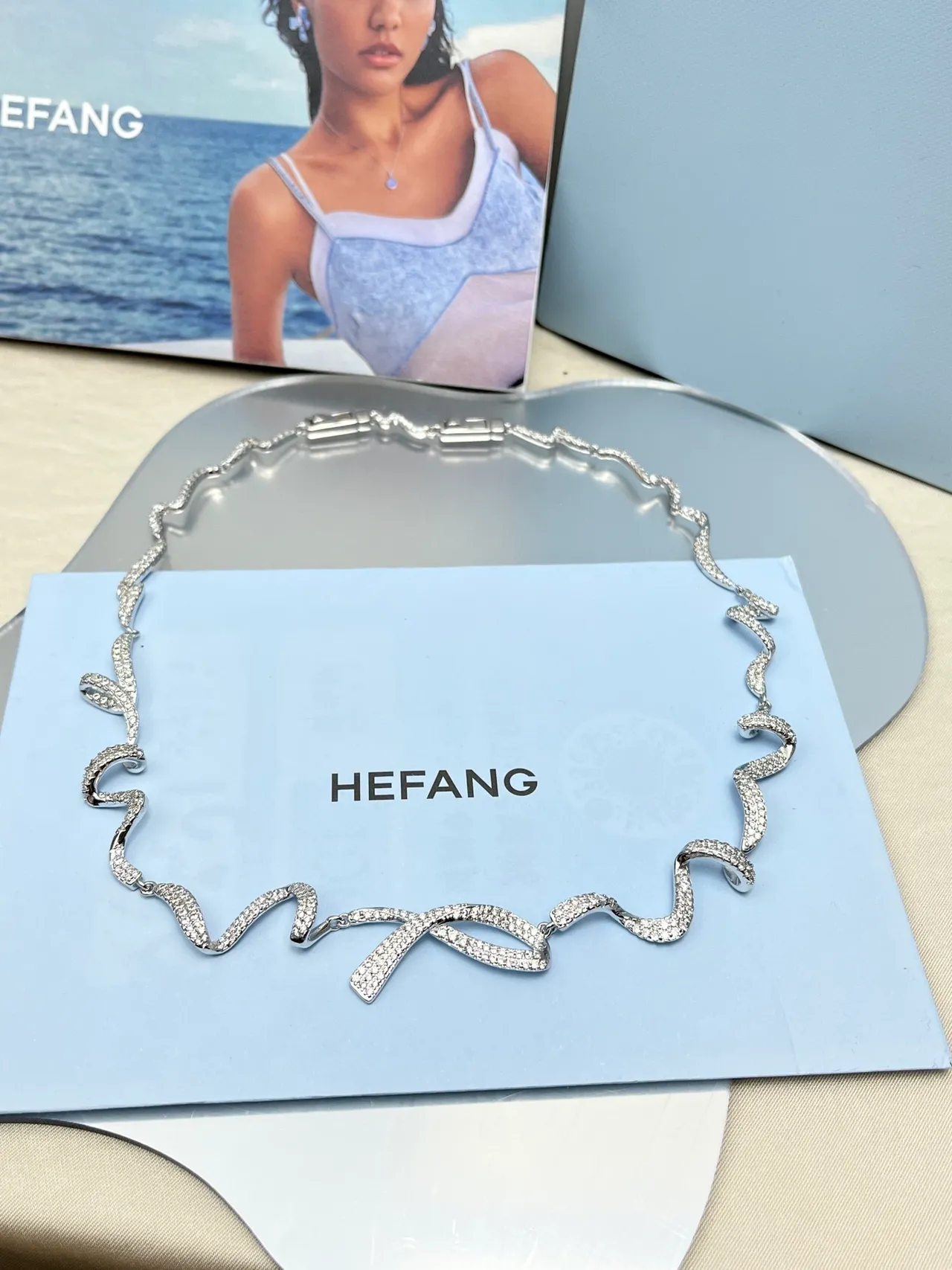 Tiffany & Co. Collier argenté blanc Pavé-Set motif de ruban ondulant 9