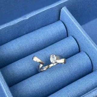 Tiffany & Co. Bague solitaire ovale à shank fendu