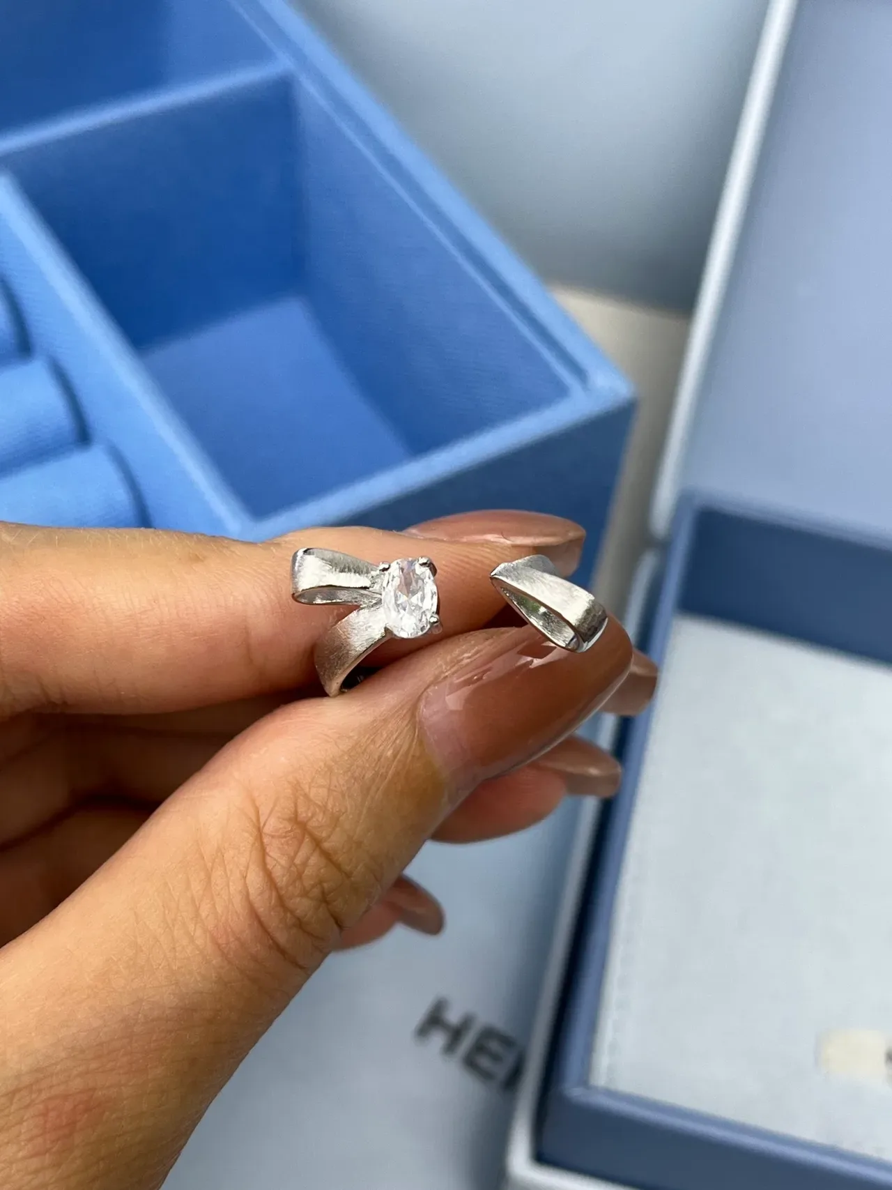 Tiffany & Co. Bague solitaire ovale à shank fendu 4