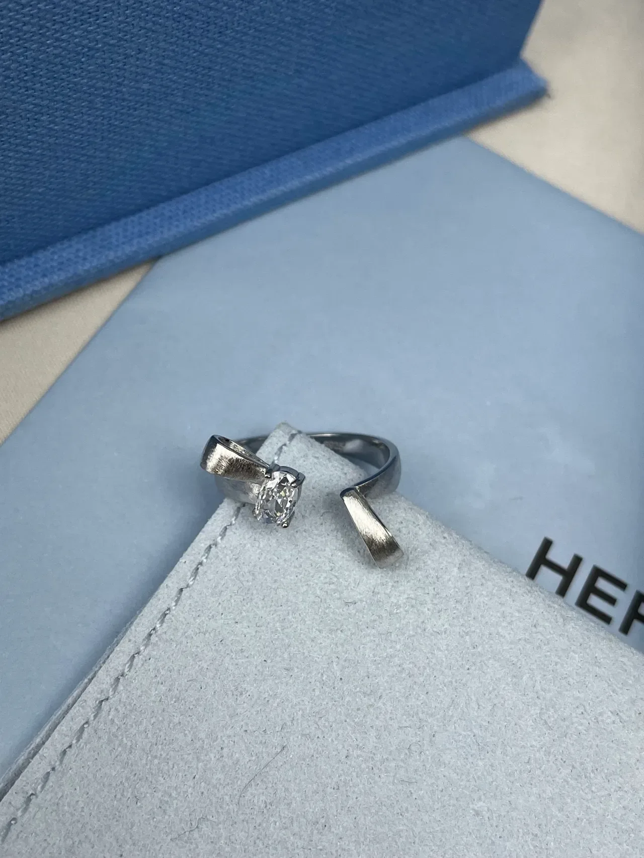 Tiffany & Co. Bague solitaire ovale à shank fendu 5