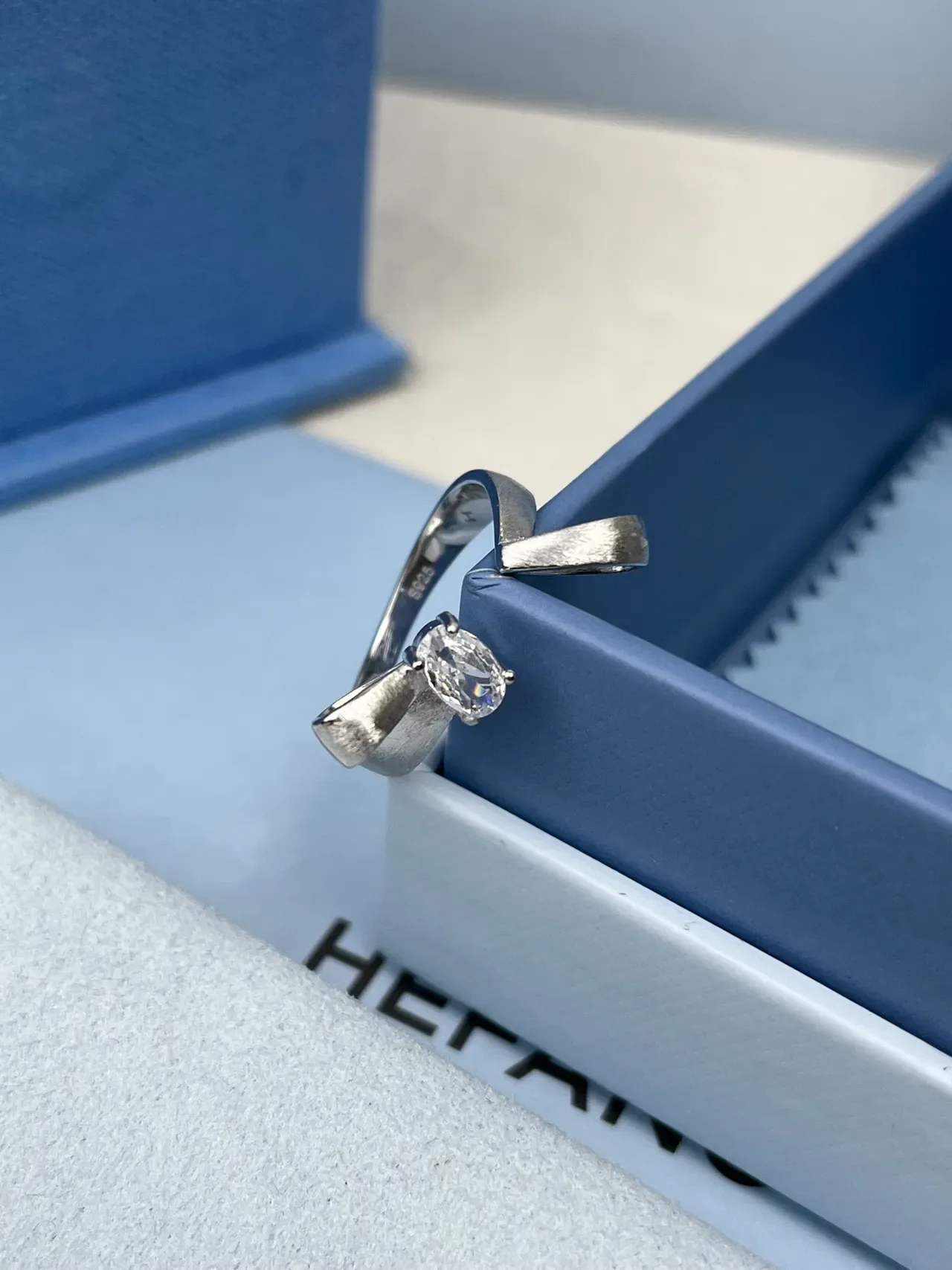 Tiffany & Co. Bague solitaire ovale à shank fendu 7