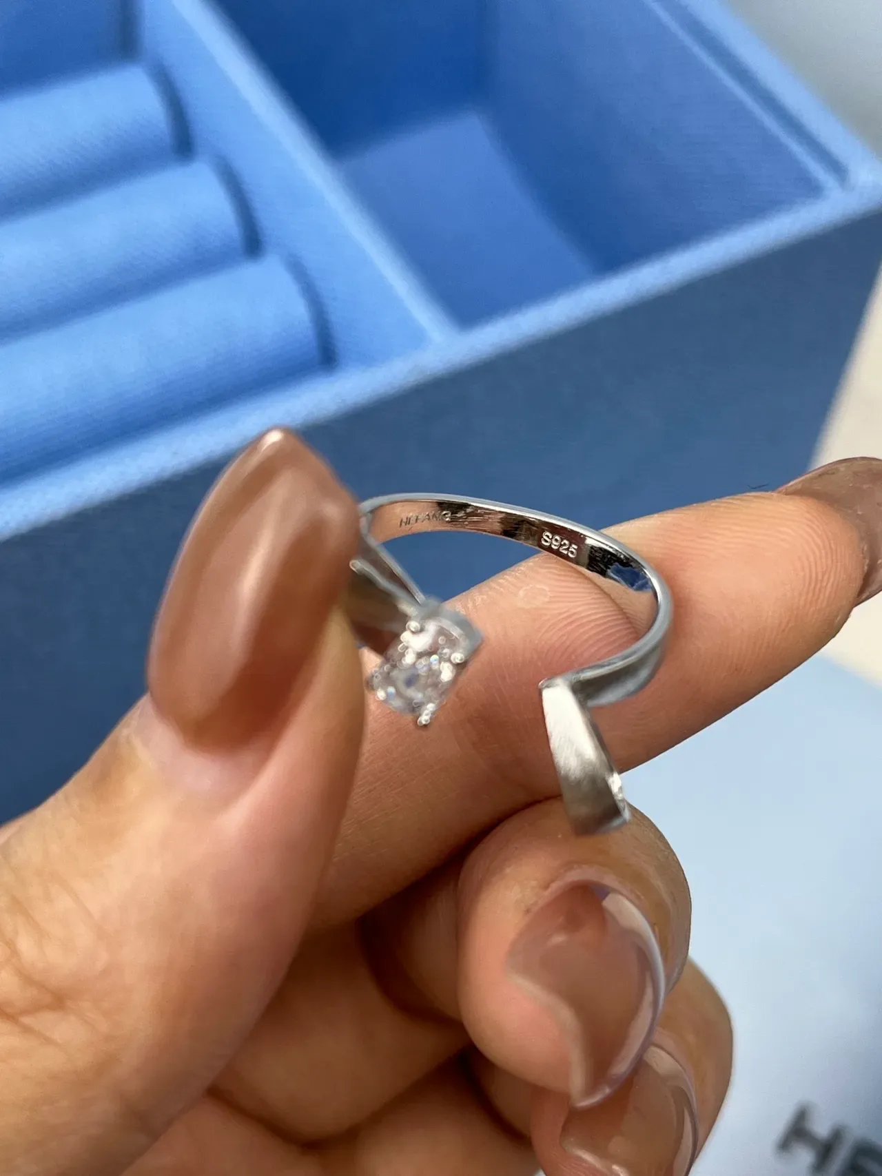 Tiffany & Co. Bague solitaire ovale à shank fendu 8