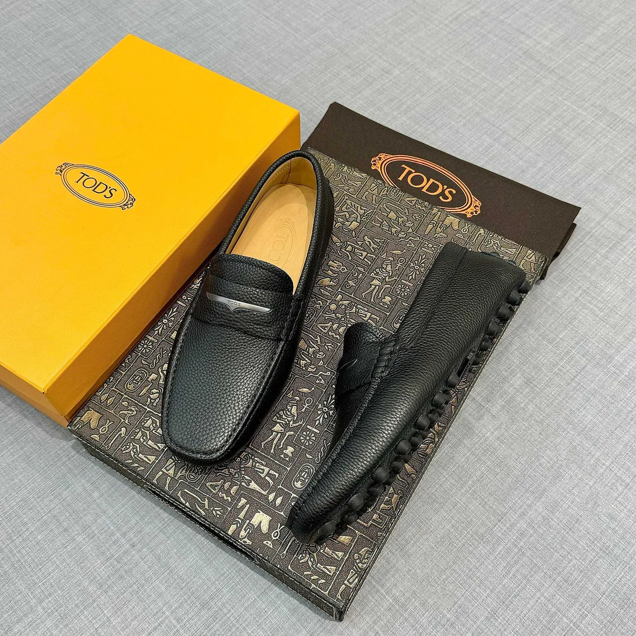 Tod's أحذية جلد أسود مقصوصة بقشرة Metal Bar ليفرز 2