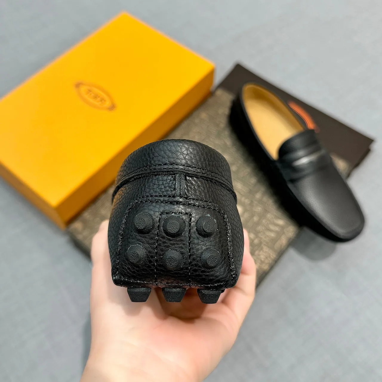 Tod's أحذية جلد أسود مقصوصة بقشرة Metal Bar ليفرز 3