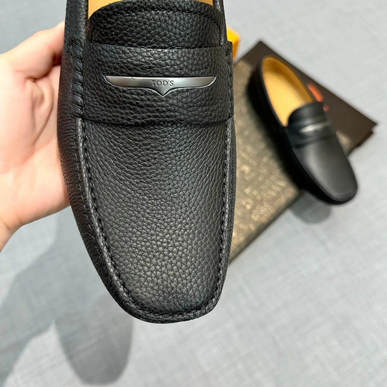 Tod's أحذية جلد أسود مقصوصة بقشرة Metal Bar ليفرز 4