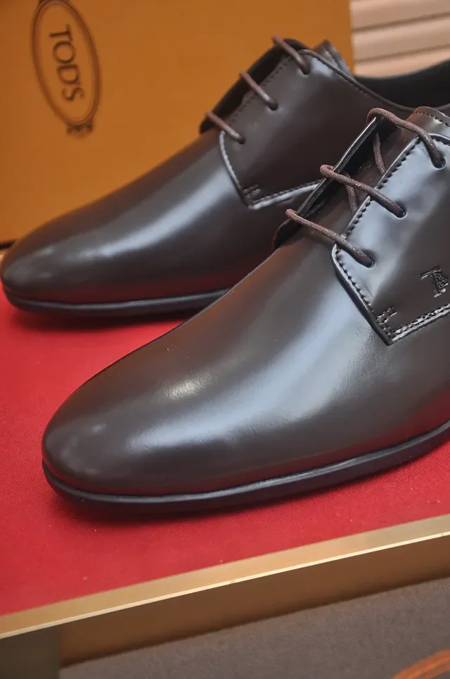 Tod's Chaussures Oxford en cuir marron à bout cap-toe poli 2