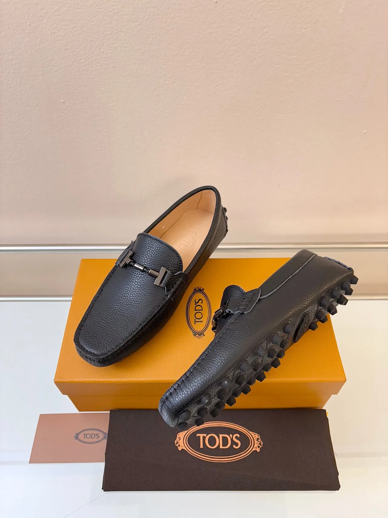 Tod's Horsebit Loafer Mocassin en Cuir Noir Grainé Slip-On 2