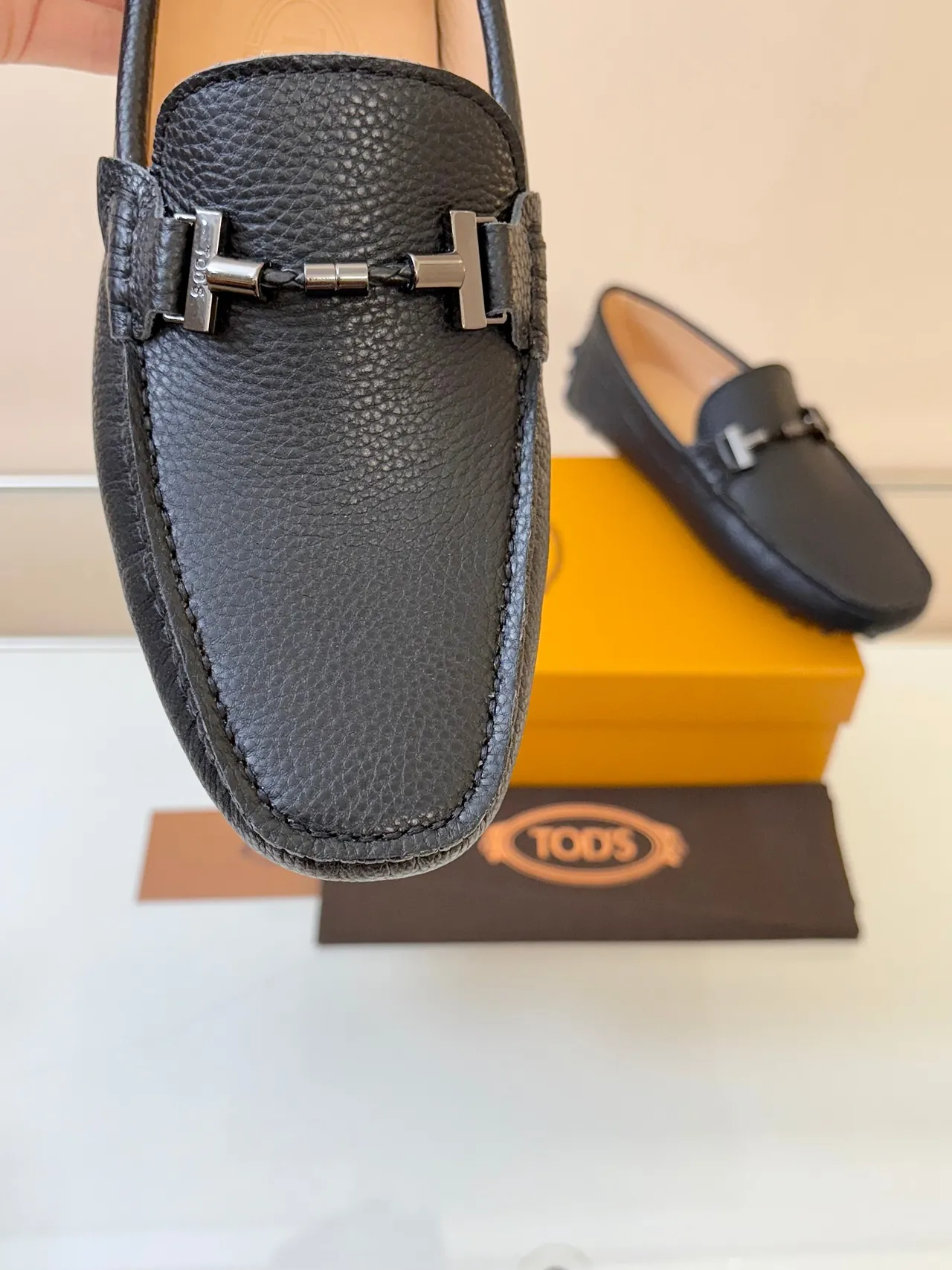 Tod's Horsebit Loafer Mocassin en Cuir Noir Grainé Slip-On 3