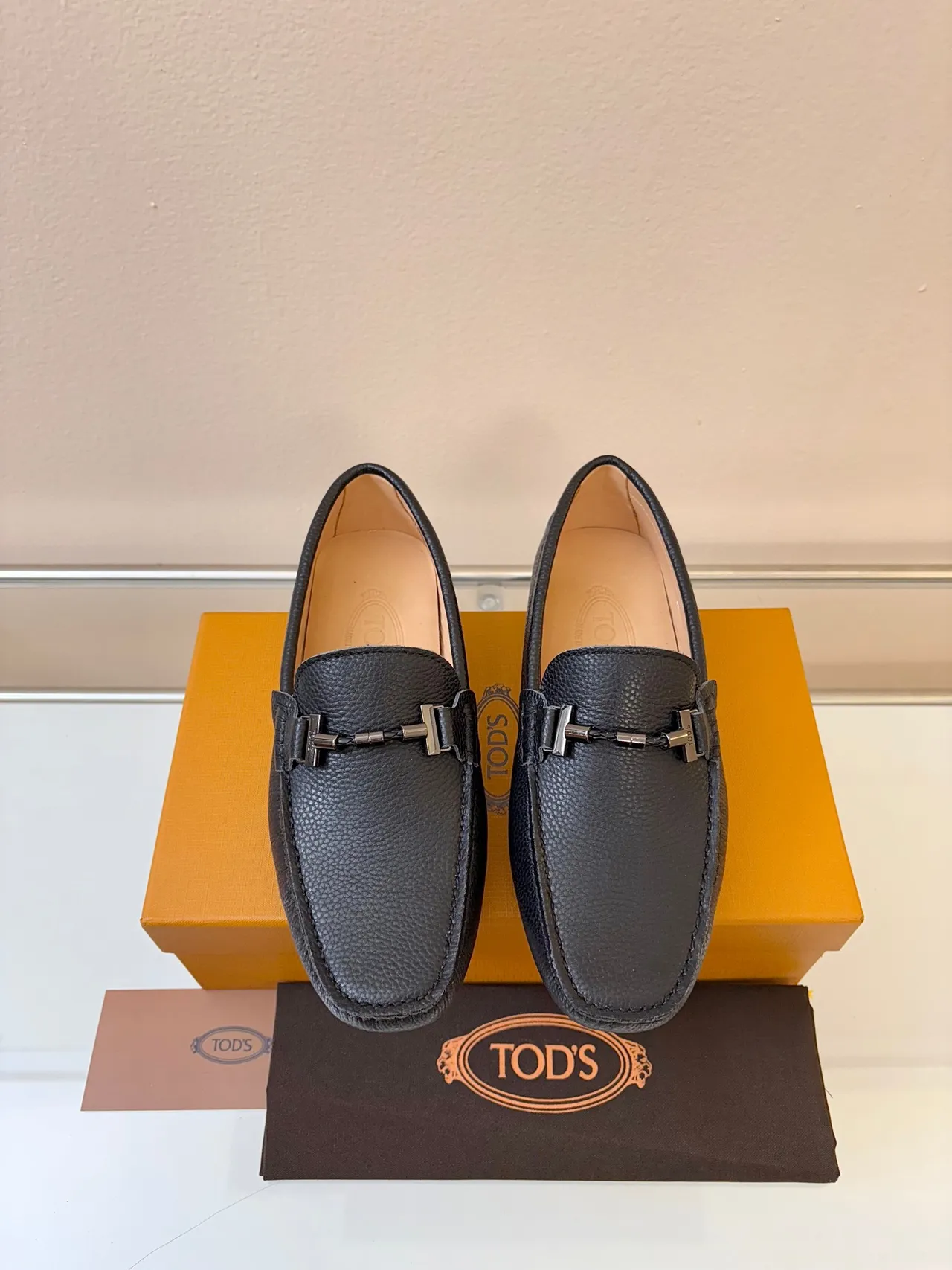 Tod's Horsebit Loafer Mocassin en Cuir Noir Grainé Slip-On 6