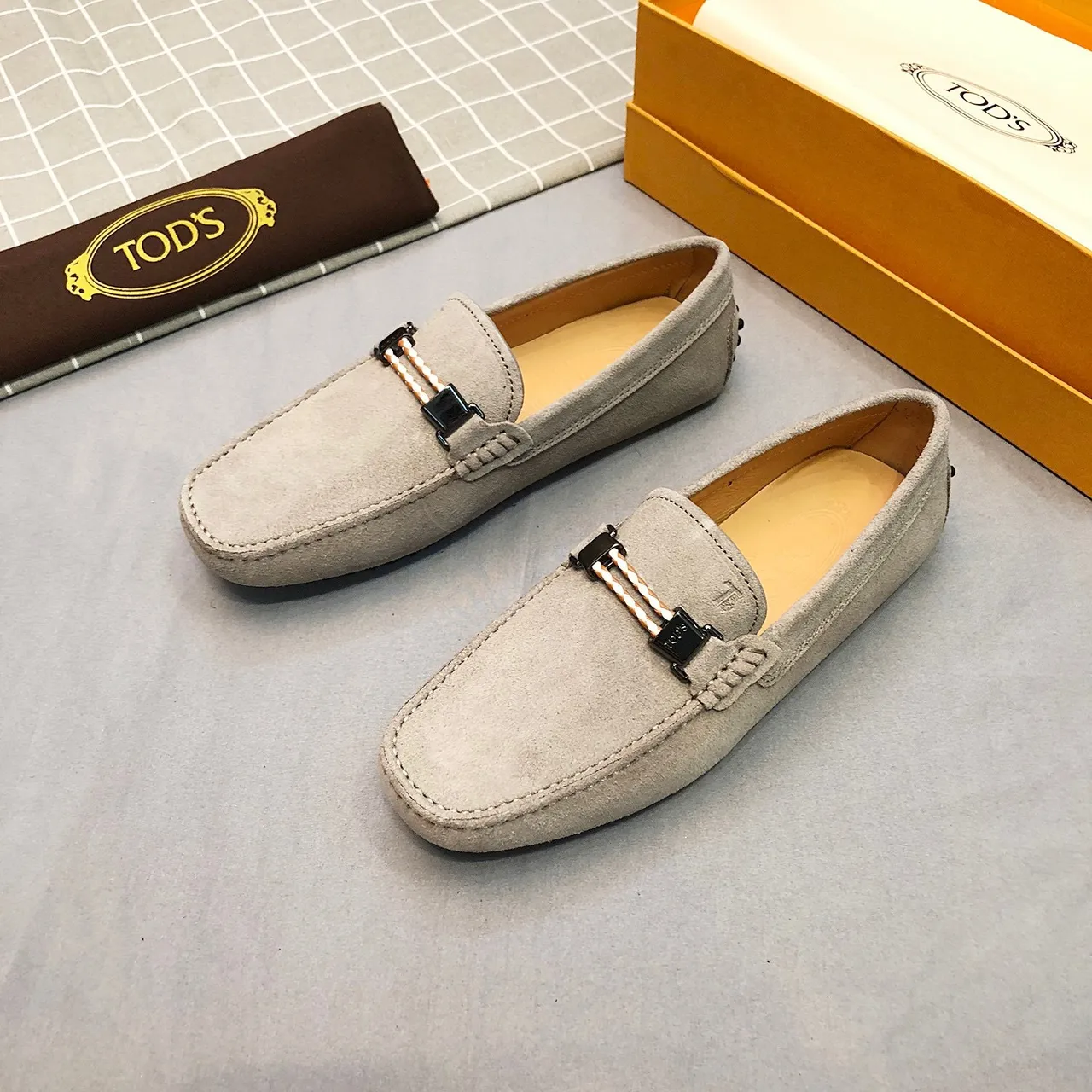 Tod's Horsebit Loafer حذاء لوافر سويد رمادي فاتح للرجال 2