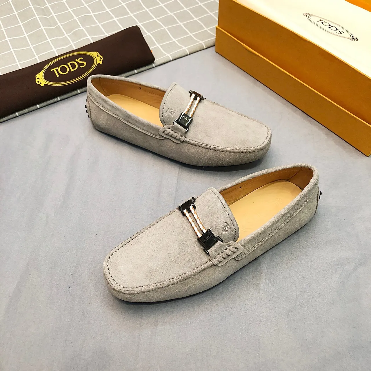 Tod's Horsebit Loafer حذاء لوافر سويد رمادي فاتح للرجال 3