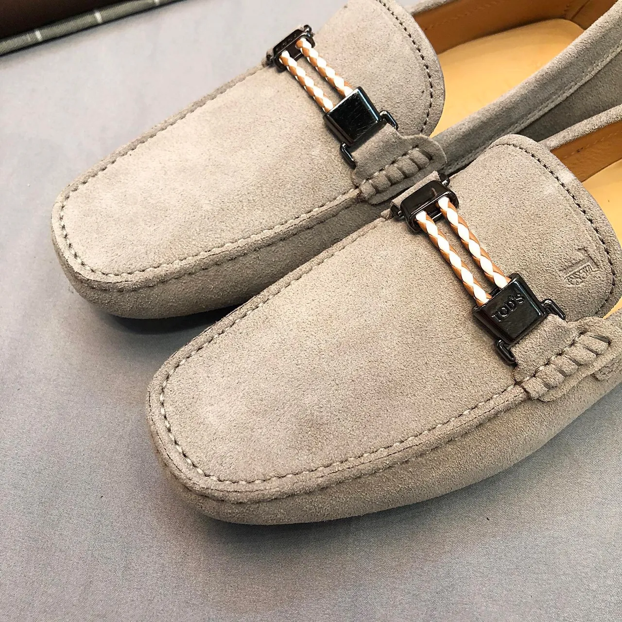 Tod's Horsebit Loafer حذاء لوافر سويد رمادي فاتح للرجال 5