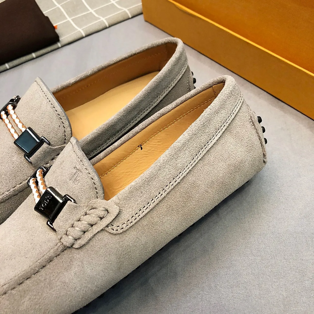 Tod's Horsebit Loafer حذاء لوافر سويد رمادي فاتح للرجال 6