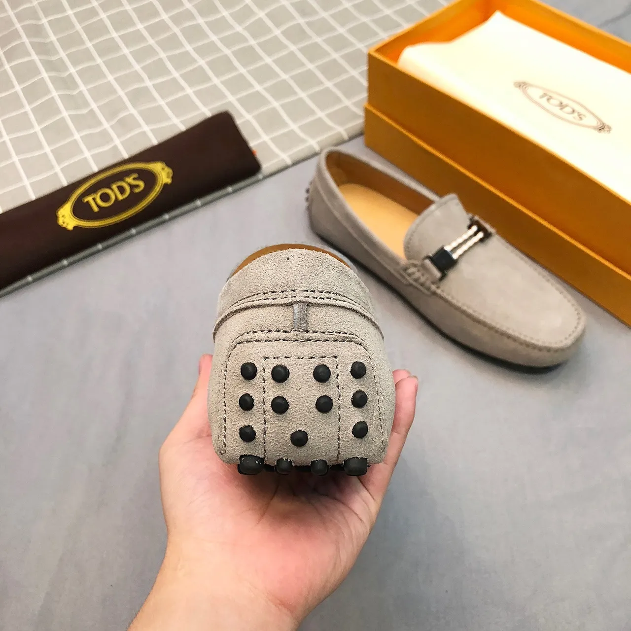 Tod's Horsebit Loafer حذاء لوافر سويد رمادي فاتح للرجال 7