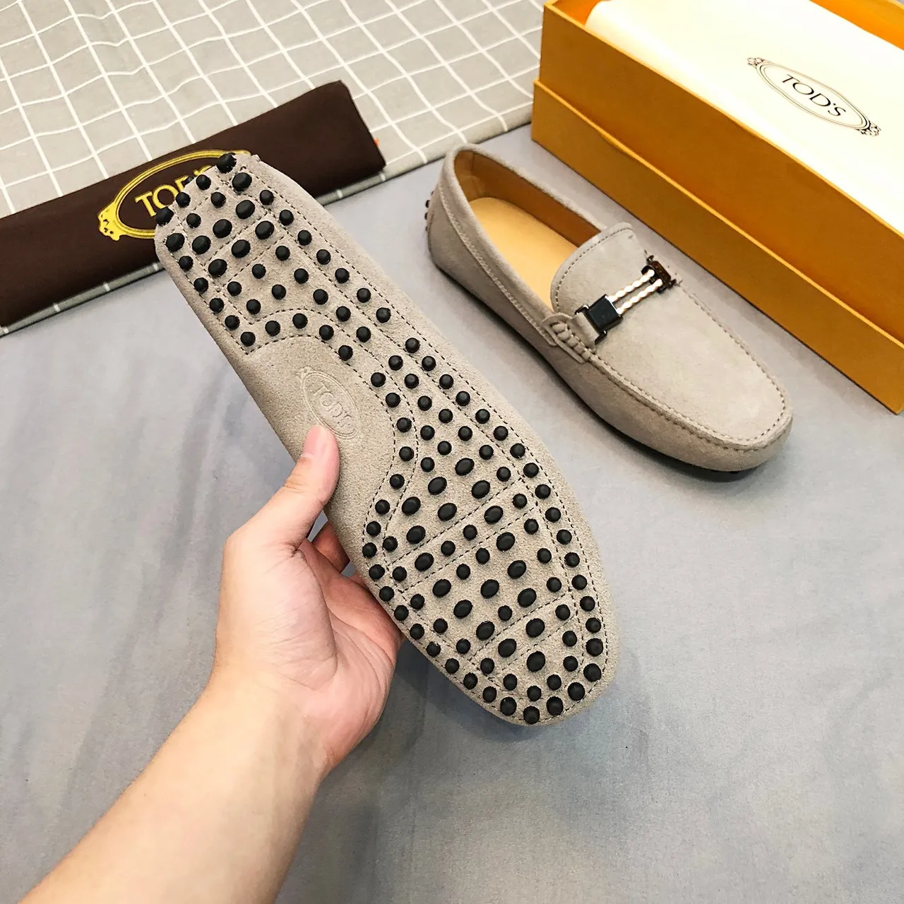 Tod's Horsebit Loafer حذاء لوافر سويد رمادي فاتح للرجال 8