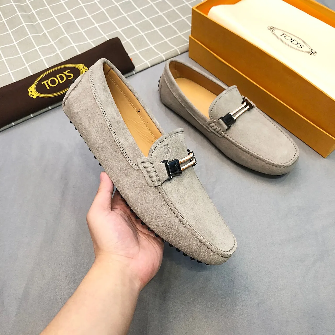 Tod's Horsebit Loafer حذاء لوافر سويد رمادي فاتح للرجال 9