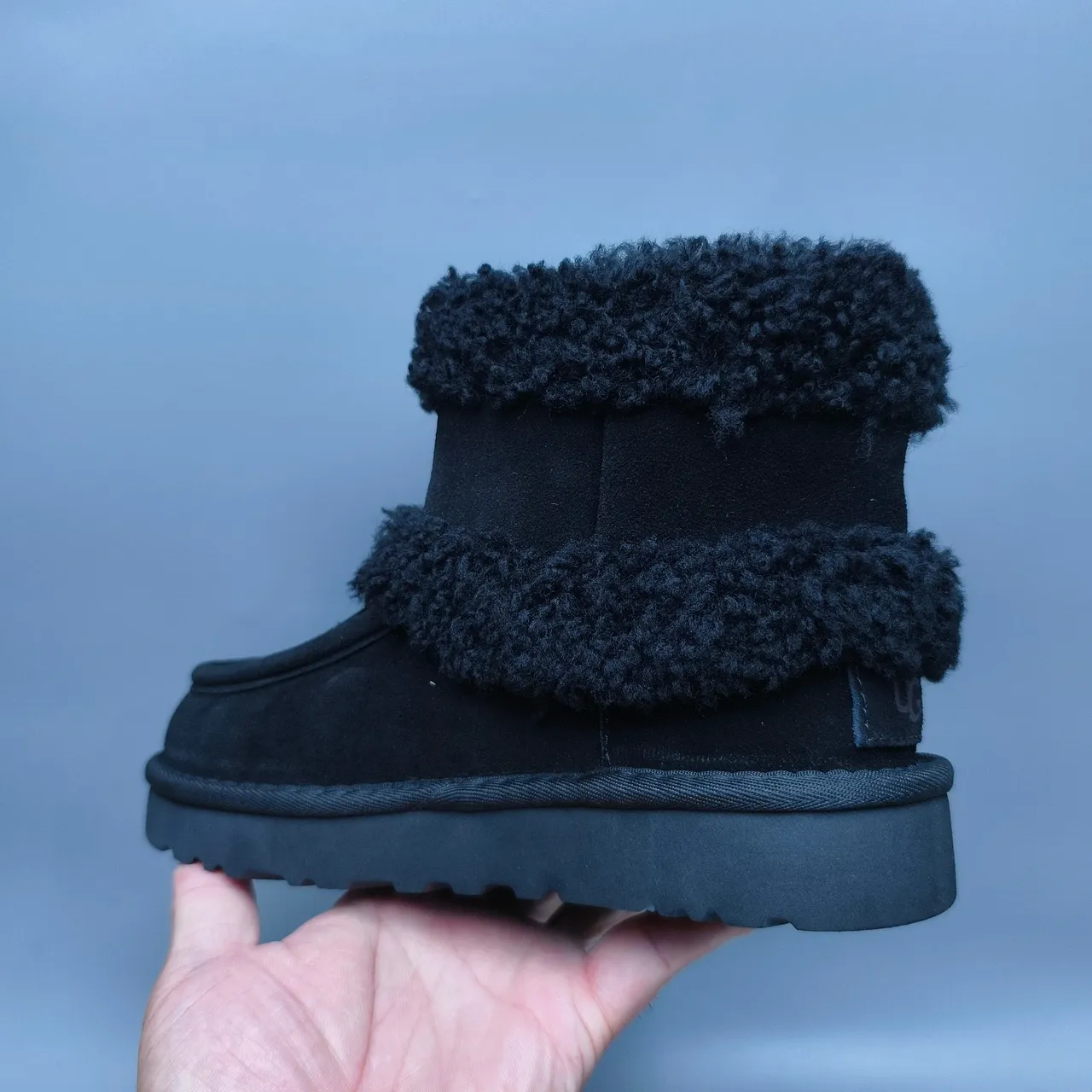 UGG কালো শিয়ারলিং-কুফড সুয়েড উপর স্নো বুটস 4