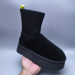 UGG Botas de nieve negras y amarillas de slip-on con suela de plataforma