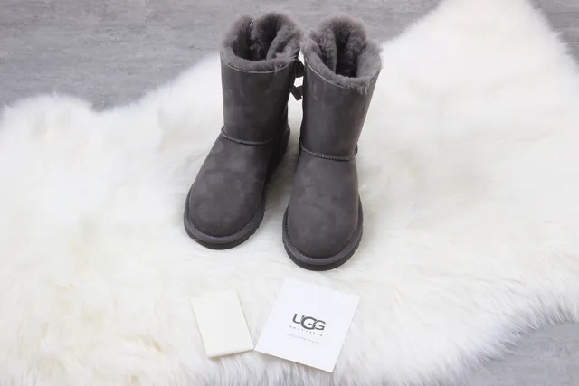 UGG क्लासिक मिनी बाउ चारकोल ग्रे एंक्ल बूट्स 2