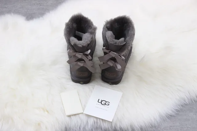 UGG क्लासिक मिनी बाउ चारकोल ग्रे एंक्ल बूट्स 3