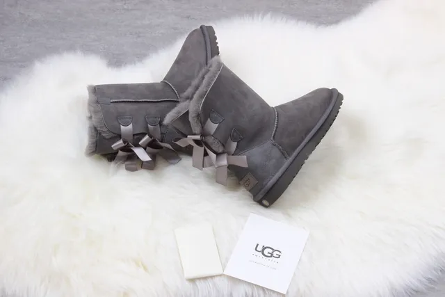 UGG क्लासिक मिनी बाउ चारकोल ग्रे एंक्ल बूट्स 4