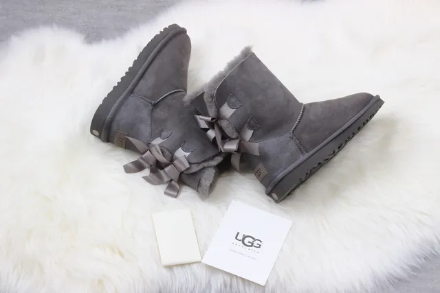 UGG क्लासिक मिनी बाउ चारकोल ग्रे एंक्ल बूट्स 5