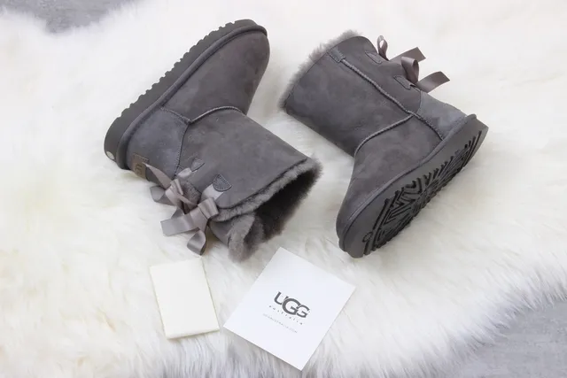UGG क्लासिक मिनी बाउ चारकोल ग्रे एंक्ल बूट्स 6
