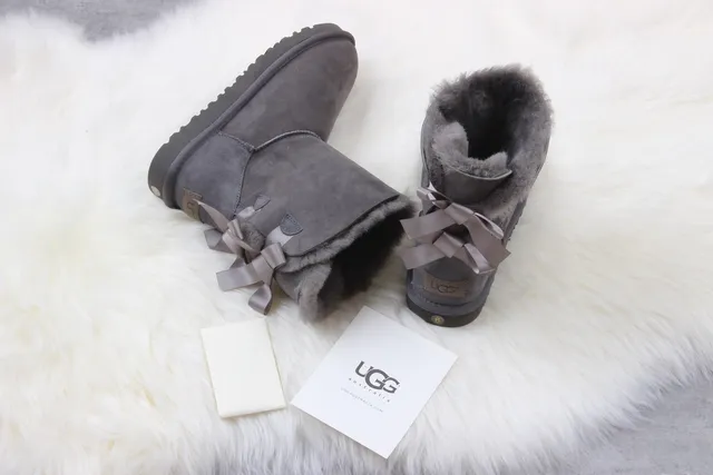 UGG क्लासिक मिनी बाउ चारकोल ग्रे एंक्ल बूट्स 7