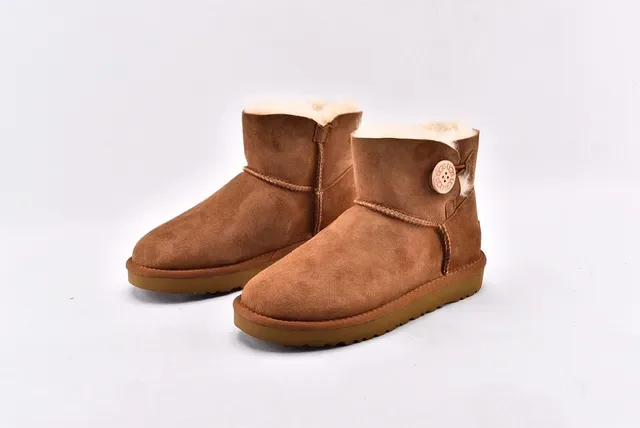 UGG Classic Mini Bottes de Neige en Daim Tan Doublées de Mouton 2