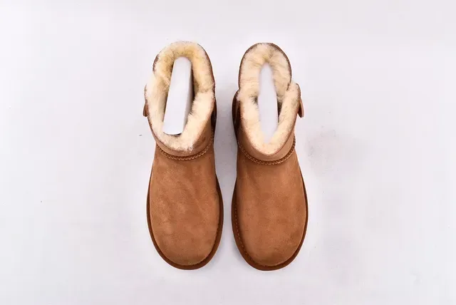 UGG Classic Mini Bottes de Neige en Daim Tan Doublées de Mouton 3