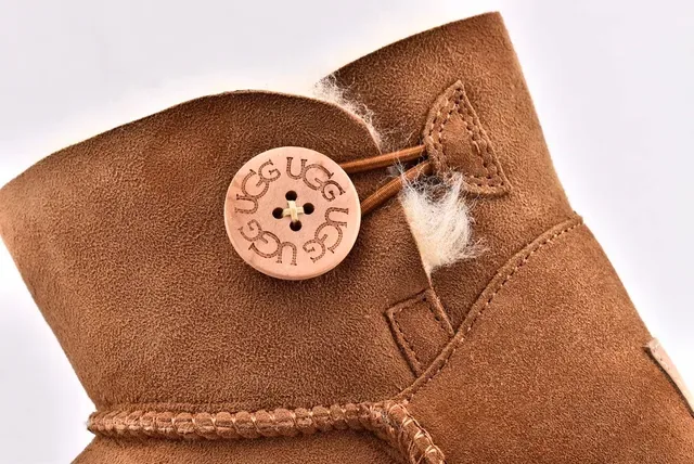UGG Classic Mini Bottes de Neige en Daim Tan Doublées de Mouton 4